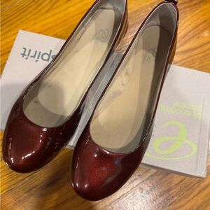 Esprit Women's Shiny Maroon Flats